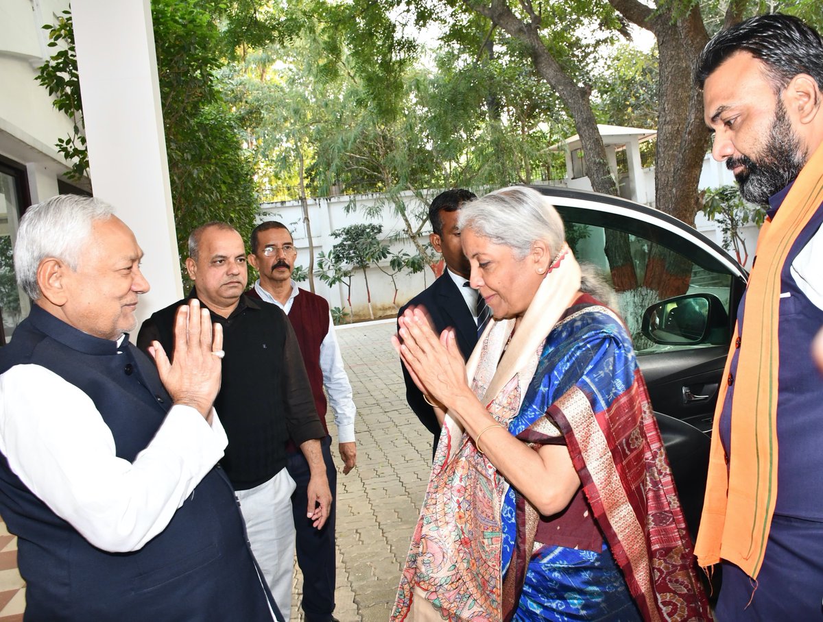 NitishKumar's tweet photo. पटना स्थित 1, अणे मार्ग में माननीय केंद्रीय वित्त मंत्री श्रीमती निर्मला सीतारमण जी से मुलाकात की। (1/2) https://t.co/Fm0oOeyMp0