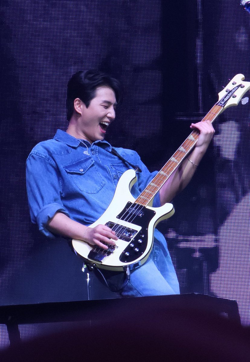 youngk's dimple & flower pose lover tweet media