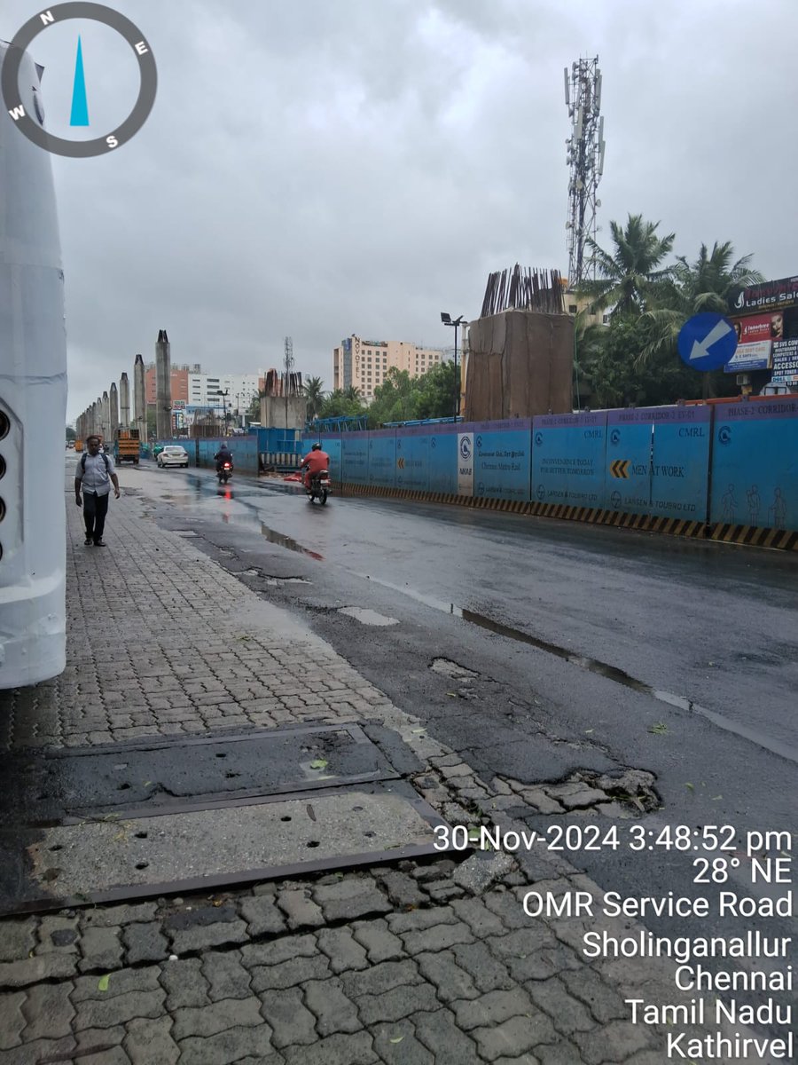 cmrlofficial's tweet photo. There is no water stagnation along the stretch from Sholinganallur to Okkiyam Thoraipakkam. The road is clear, and traffic is moving as usual. CMRL teams are on high alert to address any flooding challenges. Stay safe! 

#ChennaiRains #CMRLUpdate #ChennaiRains #CycloneFengal #chennai #chennaimetro #metrorail #chennairain #publictransport #cmrl