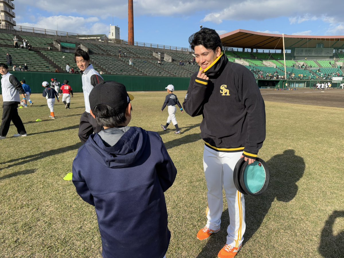 今日は #ベースボールキッズ2024

大分会場にお邪魔しました！
とても天気が良くBBK日和でした😊
ご参加いただきありがとうございました！

ローテ移動の時、参加者から「あの、教えてくれる先生どこ行ったんですか？」と聞かれ…

「え…ここおるやん？」
と困惑の #栗原陵矢 選手でした 笑

#sbhawks