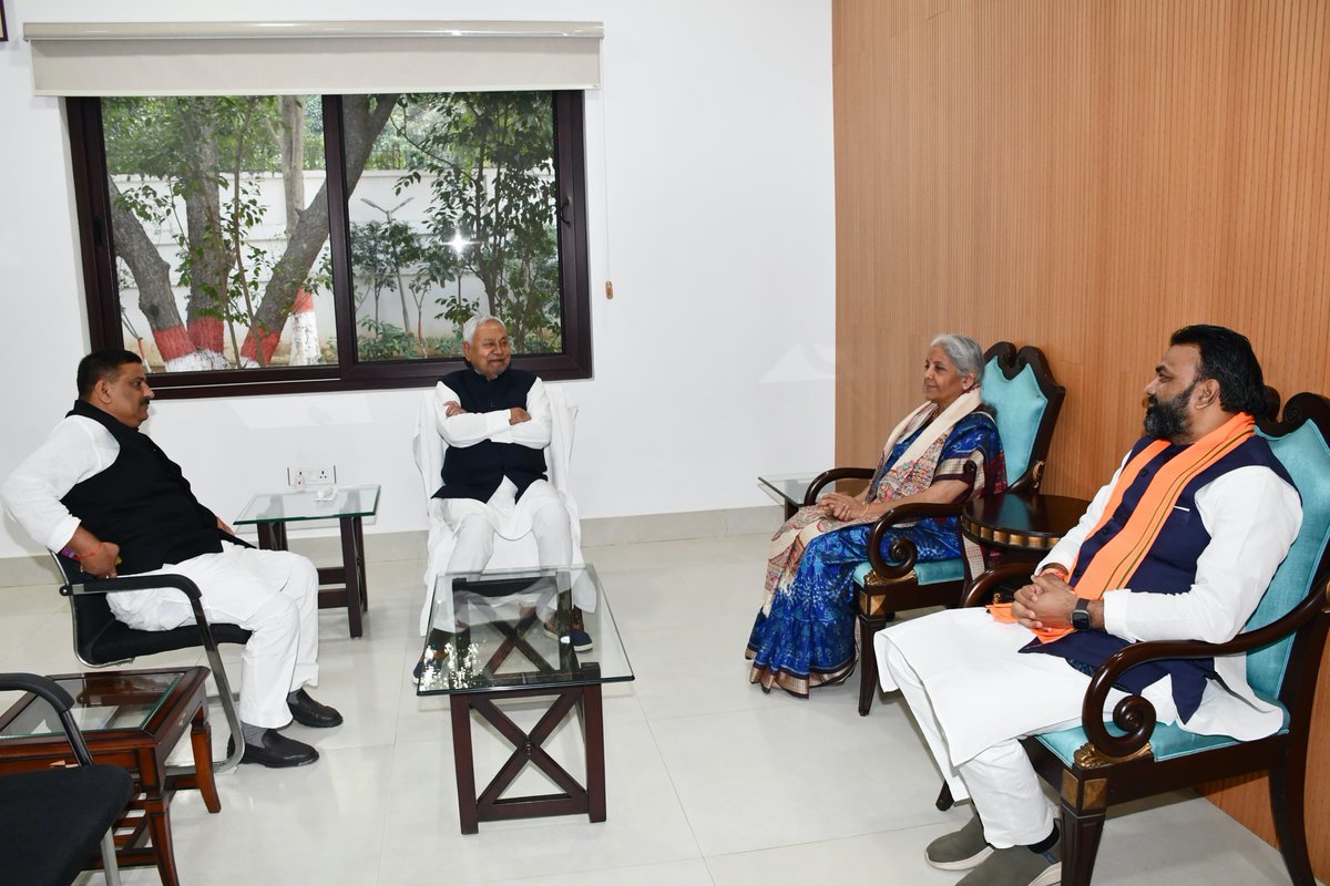 NitishKumar's tweet photo. पटना स्थित 1, अणे मार्ग में माननीय केंद्रीय वित्त मंत्री श्रीमती निर्मला सीतारमण जी से मुलाकात की। (2/2) https://t.co/crrqvvHvjL