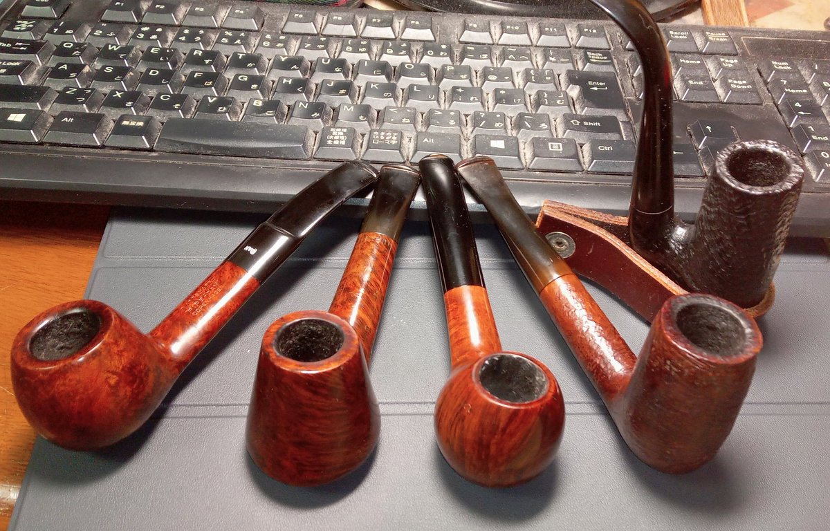 手持ちのPIPE-DANを並べてニヤけています
良いですね　この時代のデンマークのパイプはやはり好きです
にしても、写真で撮るとエボナイトの酸化が目立って見えますね　また、どこかで掃除しなくては