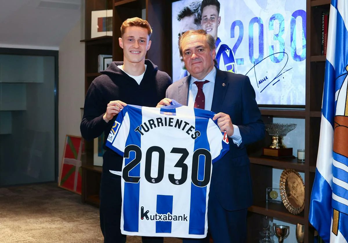 RENOVACIÓN | Beñat Turrientes (02) 🇪🇸 amplía su contrato con la Real Sociedad. El centrocampista firma hasta el 2030.