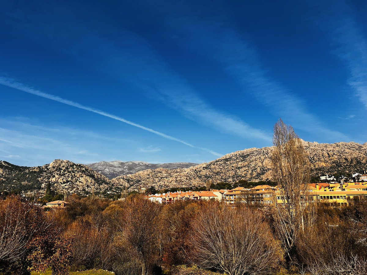 Aunque actualicemos poco las redes, y últimamente las crianzas y autocuidados nos requieran tiempo y energía, en FRACTAL seguimos tejiendo juntas: investigación, comunicación, formación... Este año, nos reunimos con vistas a la #Pedriza #SierraDeGuadarrama desde #ManzanaresElReal