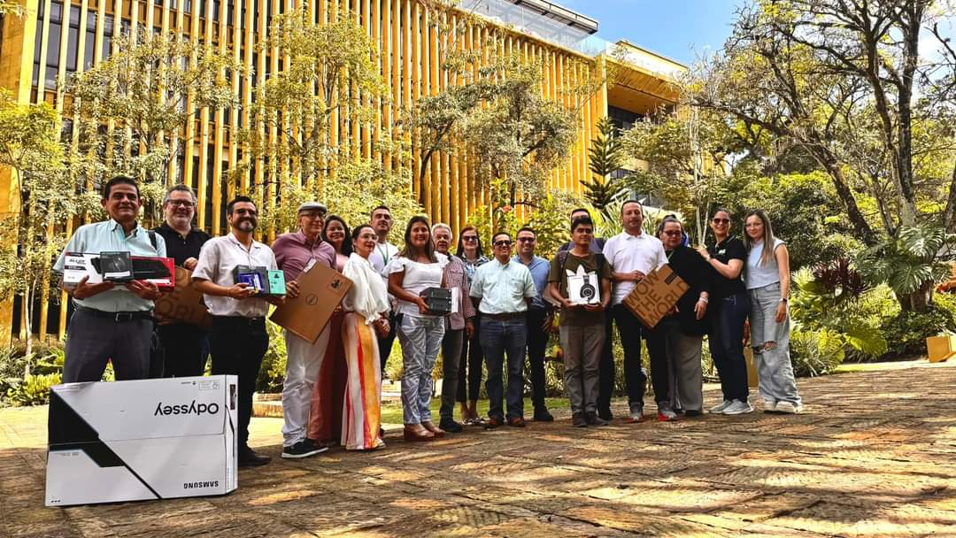 EIMCM_UIS's tweet photo. 🎉 Reconocimiento InnovaTIC 🎓📱
Felicitamos a los profesores Pedro Delvasto y Walter Pardavé por transformar la enseñanza con tecnología en la Escuela de Ingeniería Metalúrgica y Ciencia de los Materiales. 👏👏🏼👏🏽
Entérate 👇
https://t.co/v6z1bV5n9W
#InnovaTIC #OrgulloUIS 💚✨ https://t.co/gDrzYPz6io