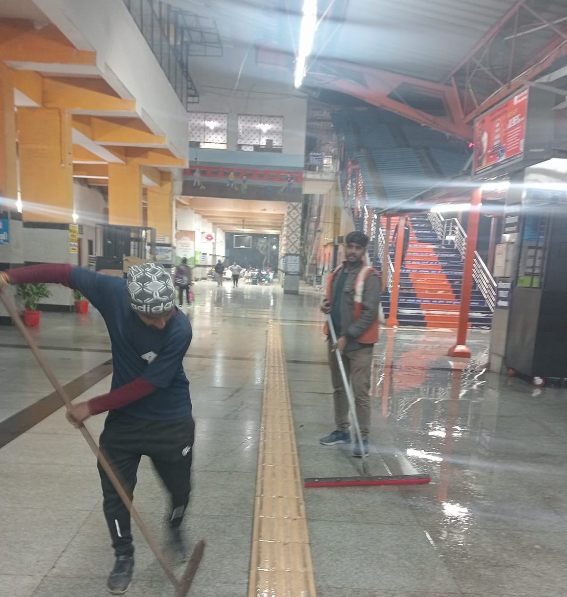 RailwayNorthern's tweet photo. Cleanliness at its best for a journey that's blessed! 

An intensive cleanliness drive was carried out at the Hazrat Nizamuddin Railway Station to provide all passengers with a clean and comfortable travelling environment.

#NRCleanlinessDrive https://t.co/ZGJCCudbcZ