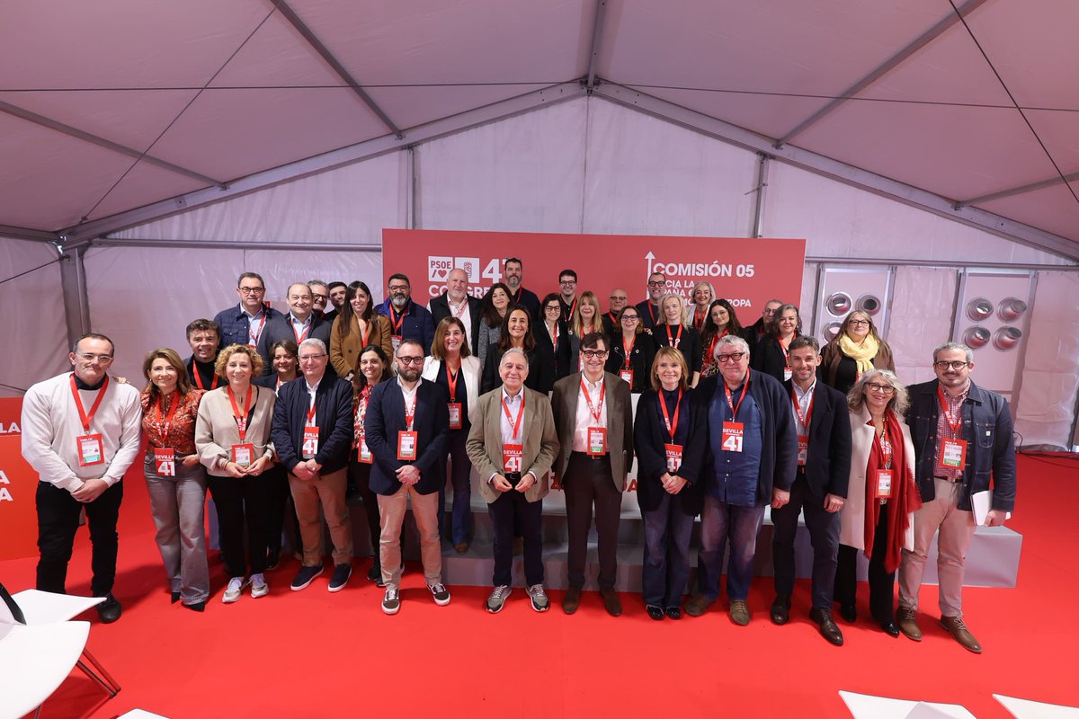 Antoni Poveda (@antonipovedasjd) on Twitter photo 🌹Un orgullo la delegación del <a href="/PSCBaix/">PSCBaix / ❤️</a> al 41 Congreso del <a href="/PSOE/">PSOE</a>.
Los y las socialistas, con el presidente <a href="/sanchezcastejon/">Pedro Sánchez</a> al frente, tenemos la mejor hoja de ruta para seguir transformando y modernizando España.
#EspañaAdelantaPorLaIzquierda 🌹Un orgullo la delegación del <a href="/PSCBaix/">PSCBaix / ❤️</a> al 41 Congreso del <a href="/PSOE/">PSOE</a>.
Los y las socialistas, con el presidente <a href="/sanchezcastejon/">Pedro Sánchez</a> al frente, tenemos la mejor hoja de ruta para seguir transformando y modernizando España.
#EspañaAdelantaPorLaIzquierda