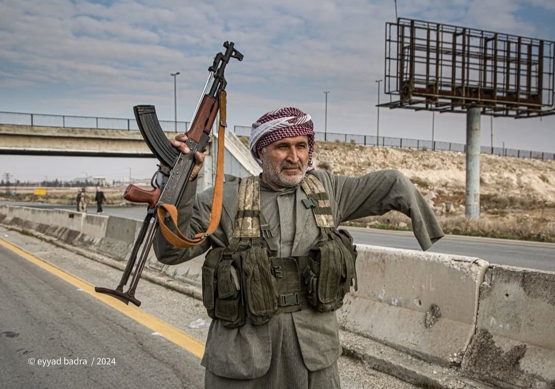 بهذا العمر ودون يد ويساهم بطرد الغزاة الإيرانيين عن أرضه
 أقسم بالله هذا الشعب يستحق الحريه والكرامه.