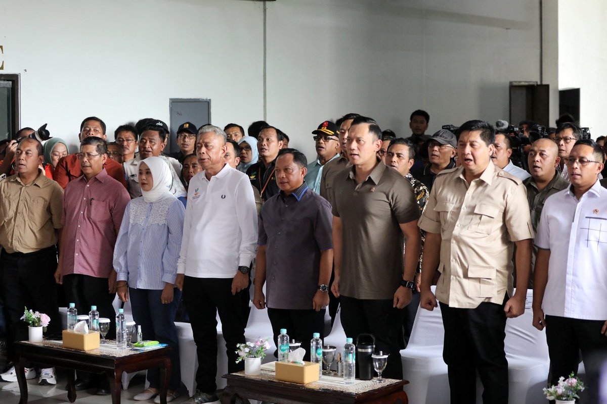 AlifKamal__'s tweet photo. Sekretaris Daerah (Sekda) Provinsi DKI Jakarta, Marullah Matali bersama Menteri Perumahan dan Kawasan Permukiman RI Maruarar Sirait, Menteri Dalam Negeri RI, Tito Karnavian, https://t.co/Z8ASj5An3m