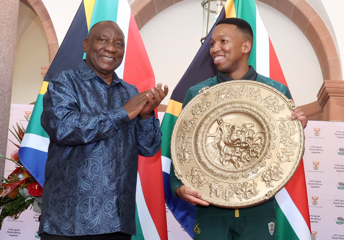 PresidencyZA's tweet image. President @CyrilRamaphosa awards the Shield of Jove — the highest honour in South African sport to Mpumelelo Mhlongo.

#CelebratingSportingExcellence 🇿🇦