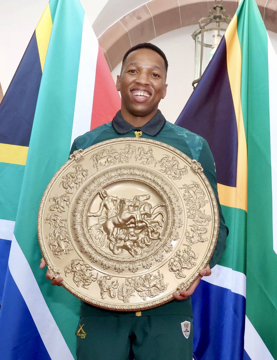 PresidencyZA's tweet image. President @CyrilRamaphosa awards the Shield of Jove — the highest honour in South African sport to Mpumelelo Mhlongo.

#CelebratingSportingExcellence 🇿🇦