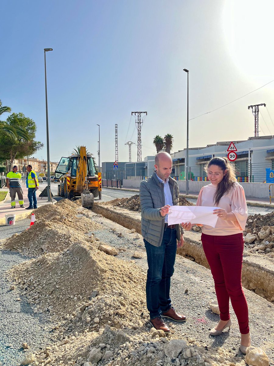🚧 El <a href="/aytodecatral/">Ayuntamiento Catral</a> mejora la infraestructuras y los servicios del Polígono Industrial San Juan y el entorno de la escuela infantil: saneamiento, pavimento, señalización y vigilancia. 

Un paso importante para la competitividad y el desarrollo de #Catral.