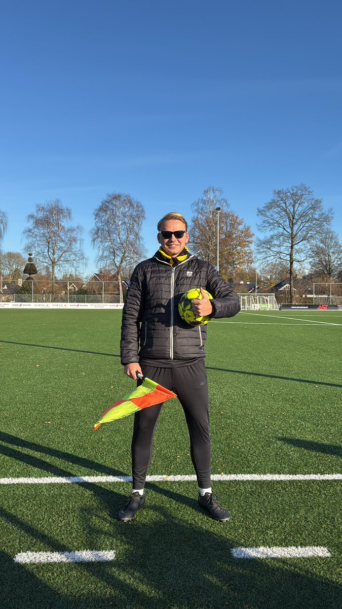 DOS37_2's tweet photo. Het zonnetje schijnt. De lucht is blauw. Heino is aanwezig.
Kortom, perfecte omstandigheden voor een heerlijk voetbal middag. Hopelijk helpen deze omstandigheden ons naar de overwinning. #DOS2FOREVERFOREVERDOS2 https://t.co/aZwAN3I0DU