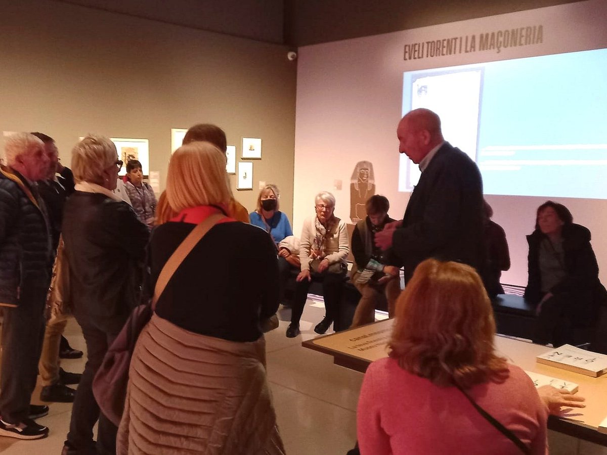 MuseuNac_Cat's tweet photo. Avui ens hem endinsat en el fascinant univers de la maçoneria amb #JosepBrunet, a la visita d'autor de l'exposició 🖼️ d'#EveliTorent del #MNAC.
Una visió completa de la història d’aquesta societat, així com de la seva influència en el món de l’art. 🎨
#CapdesetmanaMNAC https://t.co/vdIT13HBrY
