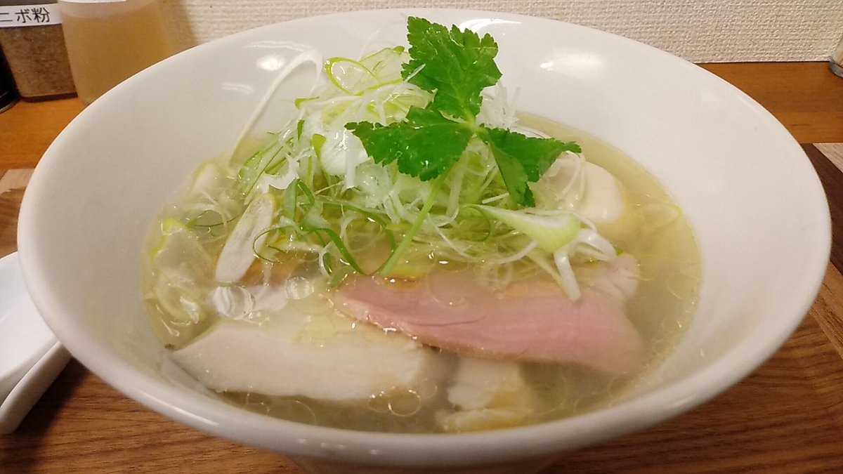 takapcx1's tweet image. に干し屋 -SINCHAN- のホロホロ鳥厳選5種の塩、ねぎ、煮玉子トッピングです。
透明感がある澄んだ上品なスープは複雑な塩加減で、お出汁感があり旨い。箸のせに載った箸、レンゲもトレーにあり、IKKE〇かと思った😅

#SINCHAN