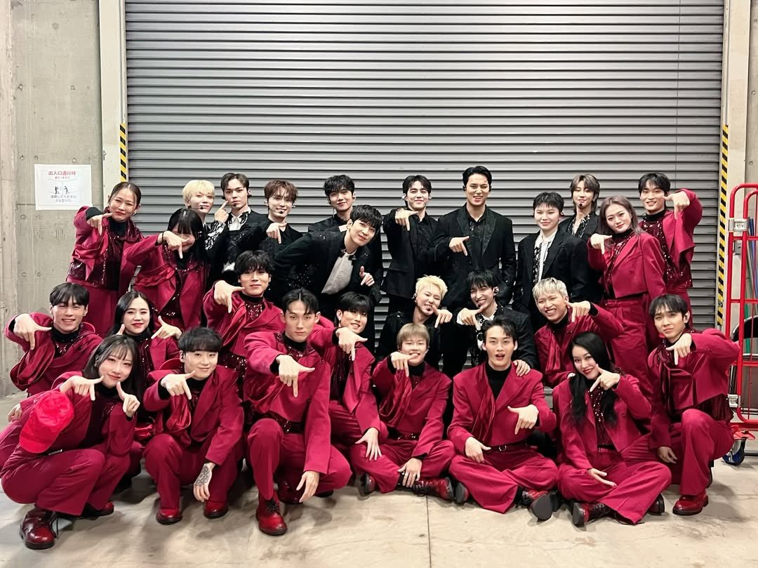 wonubliss's tweet photo. TEAM SEVENTEEN 🖤❤️ https://t.co/iJ0Au8sV4T