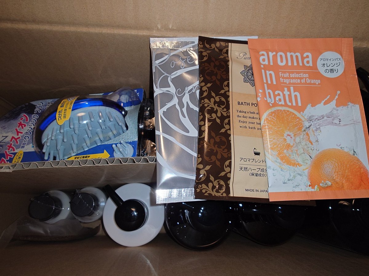 tomo_exp's tweet photo. 楽天のブラックフライデーで半期に一度のまとめ買いしたものが届いた(oﾟ▽ﾟ)o
ボディーソープとシャンプー、トリートメントは某金沢の湯宿の中の人の誕プレにしていたり♨️←
やっぱり地元企業のものを推したいよね(｀･ω･´)ｷﾘｯ
おまけの入浴剤ありがとうございますm(_ _)m
#DiNOMEN https://t.co/oVHsebxJB1