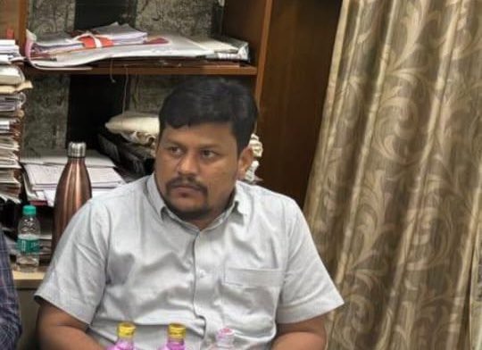 umasudhir's tweet photo. Reports suggest @TelanganaACB teams searching over 20 locations linked to #NikeshKumar, asst engineer in #Telangana irrigation dept, who was 6 months ago arrested for taking #bribe of Rs 1 lakh; now assets found said to be about Rs 100 crore, pending official confirmation by #ACB https://t.co/CtxZI4NPzg