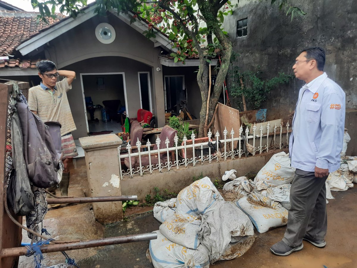 PKS_Bandung's tweet photo. Mereka berhenti! 
PKS Tetap Melayani

Hari ini (1/12/24) PKS Kota Bandung melalui Anggota Legislatif DPRD Provinsi H. Tedy Rusmawan menyalurkan bantuan untuk terdampak tanggul roboh di pinggir sungai Rancasawo RW 20 Margasari Buah Batu.

#pksbandung #tedyrusmawan #infobandung https://t.co/mWVW3FXfNX