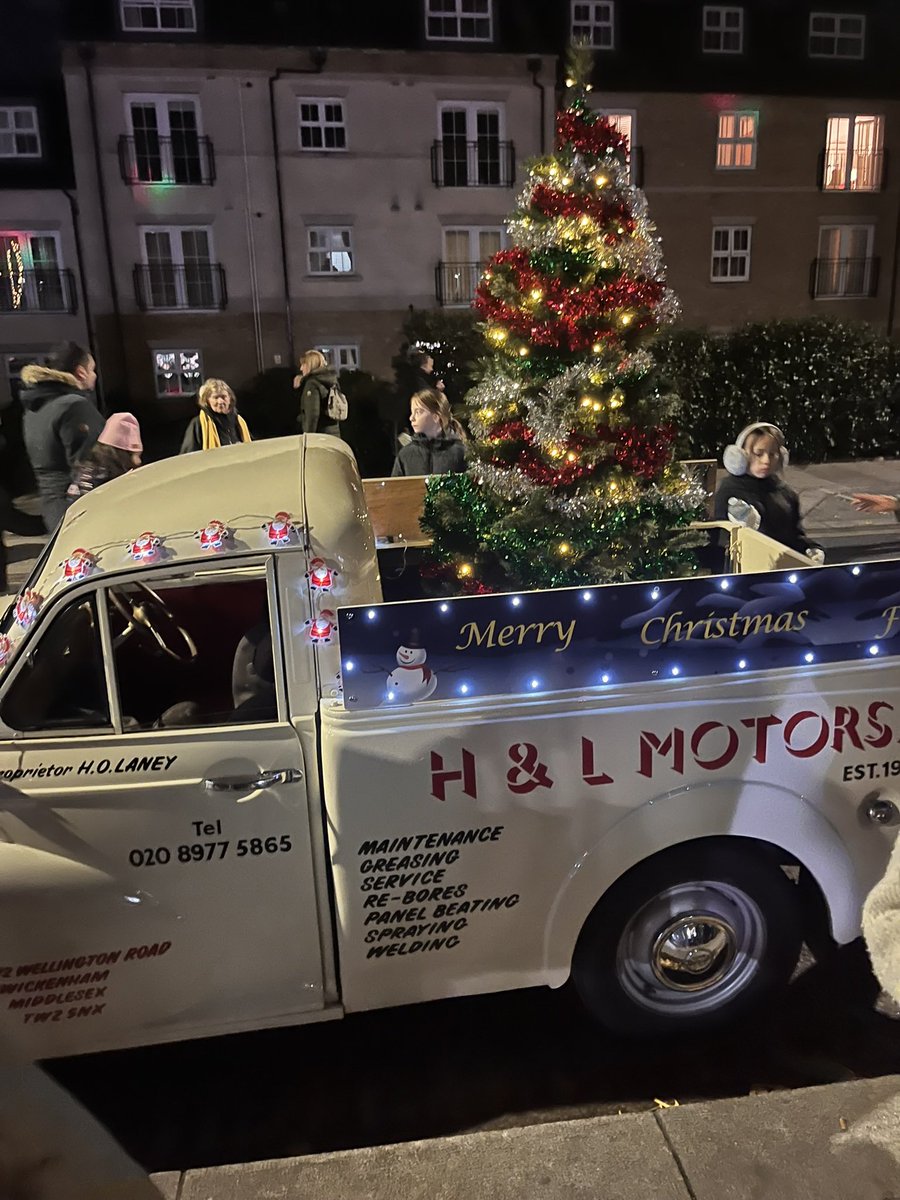 First and foremost a massive THANKYOU to the main sponsors of Hampton Hill Christmas Parade @handlmotors we always very appreciative on your kind sponsorship and for always leading our parade down the high street to which was a fantastic night! ☃️🎅🎄#christmasparade #oursponsors