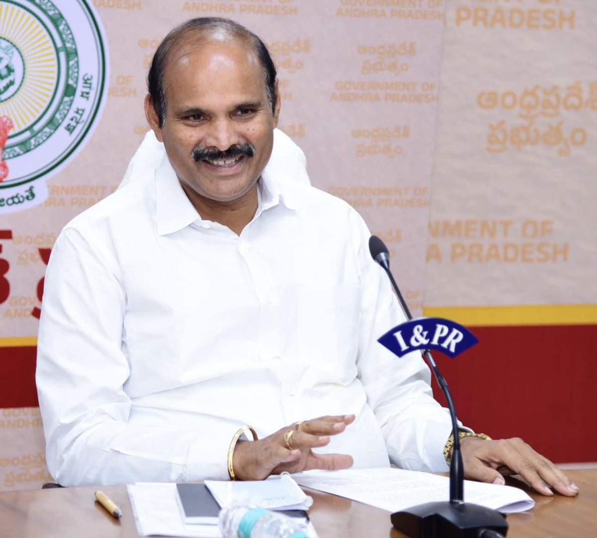 airnews_vja's tweet image. 🔹అన్ని శాఖలకు సంబంధించిన సమాచారం ప్రజలకు, పాత్రికేయులకు అందుబాటులో ఉంచేలా #Webportal ను త్వరలో అందుబాటులోకి తీసుకురానున్నట్లు  సమాచార, పౌర సంబంధాల శాఖ  మంత్రి  కొలుసు పార్థసారథి వెల్లడించారు.

@MIB_India  @kpsarathyTDP