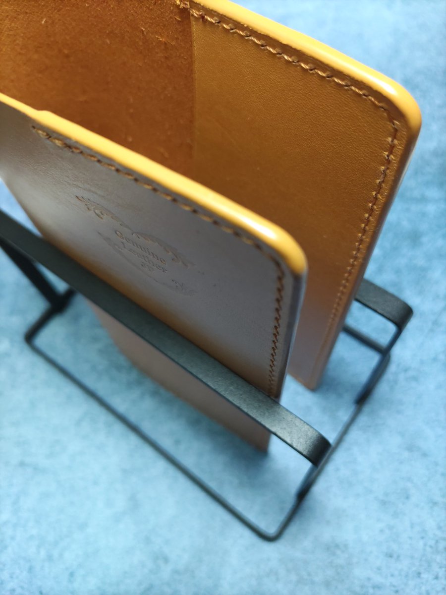 tetsugakudobook's tweet photo. 存在を半分わすれていたX
おじさんだとバレてしまう。。。

ブックカバー作成　途中〜

高幡店にて販売予定です。

#leathercraft #ブックカバー #レザークラフト #本 #読書 https://t.co/gpFJ01n22j