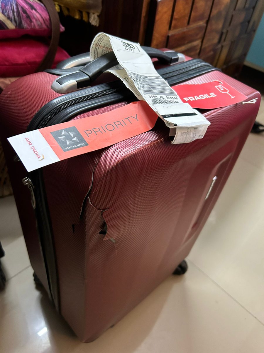 Mohan_Atul16's tweet photo. @airindia refer to complaint no BLRAI17675 dated 29 nov 24. There is no response on luggage damage yet. Luggage was broken despite fragile and priority tag in flight AI807
@DGCAIndia https://t.co/1c0Zye5XPf