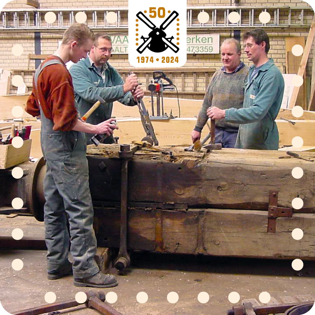 Jubileumjaar 50 jaar Vaags

Vier, toen nog jonge specialisten, storten zich hier op een weerbarstige bovenas.
Samen kom je verder dan alleen, dat is nog altijd de basis van ons succes. Kennis delen en elkaar helpen, zowel klanten als collega’s. We kunnen het iedereen aanraden.