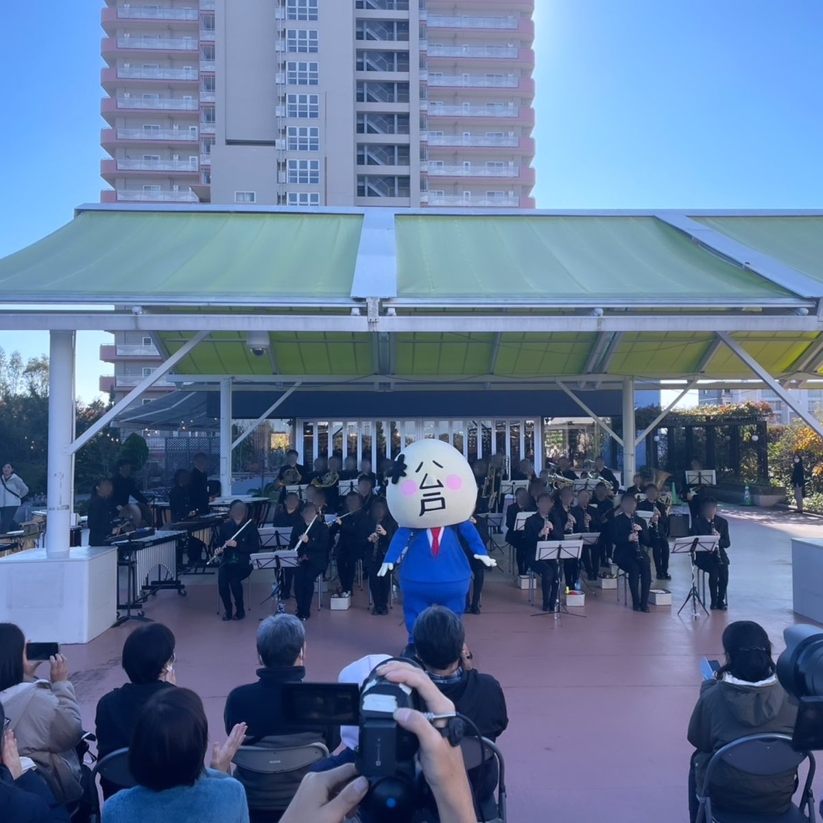 kogane_wind's tweet photo. 本日、プラーレ松戸にて開催された「ちばミライ文化祭2024」で演奏させていただきました！松戸市の公式キャラクター「松戸さん」が指揮を振る等、来てくださった方々に楽しんでいただける演奏を披露する事が出来ました✨また演奏後には、「いい味噌の日」にちなんでマルコメ君も遊びに来てくれました！ https://t.co/ywkUAZQBJN