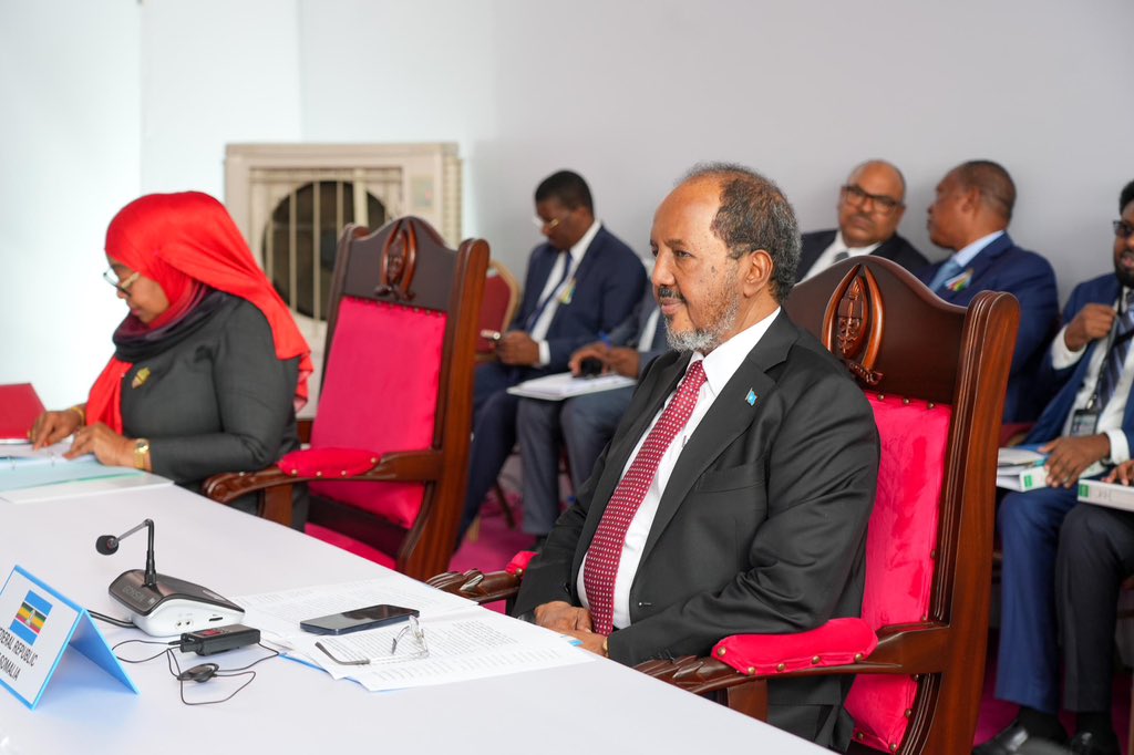 TheVillaSomalia's tweet photo. Madaxweynaha JFS Mudane Xasan Sheekh ayaa ka qeybgalay Shirweynihii 24-aad ee Caadiga ah ee Madaxda Bulshada Bariga Afrika, kaas oo maalintii labaad ka socda magaalada Arusha ee dalka Tanzania. 

Halkudhigga shirka sannadkan ayaa ah; Dhiirrigelinta Ganacsiga, Horumarka Waara, Amniga iyo Nabadda si Loo Helo Nolol Hagaagsan.