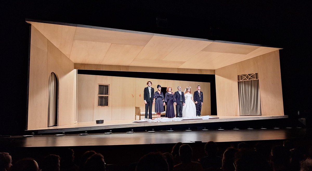 Wajdi Mouawad regresa  al Líbano y a sus orígenes con una de sus piezas más personales : Journée de noches chez les Cromagnons. Guerra, familia, dolor y humor entrelazados en <a href="/TeatrosCanal/">Teatros del Canal ▪️ Comunidad de Madrid</a>.