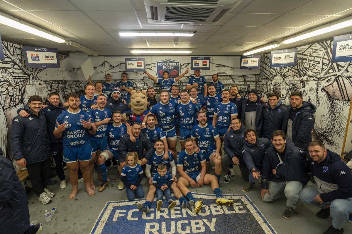 𝗟𝗔 𝗽𝗵𝗼𝘁𝗼 𝗱𝗲 𝘃𝗶𝗰𝘁𝗼𝗶𝗿𝗲 ! 𝗘𝘁 𝗾𝘂𝗲𝗹𝗹𝗲 𝘃𝗶𝗰𝘁𝗼𝗶𝗿𝗲 🕺

9 essais, 4 doublés, tout un groupe monté sur ressort et un sacré spectacle au Stade des Alpes ! 
Bravo et merci, messieurs, pour cette 4e victoire d'affilée, et ce début de bloc impeccable 🔴🔵

👉