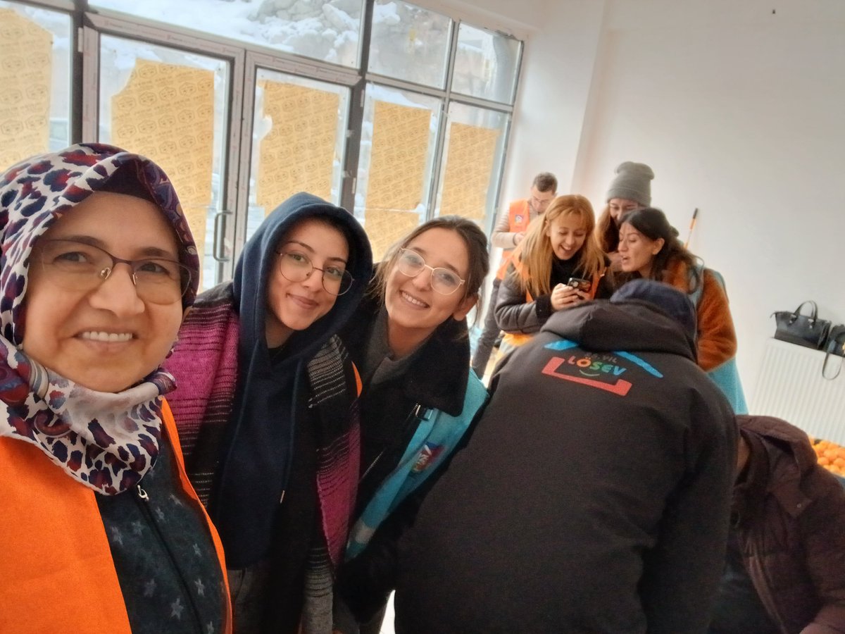 İzmir Seferihisar Losev bahçesinde gelen Mandalinaları Kayseri ofiste paketliyoruz. <a href="/losev1998/">LÖSEV</a> <a href="/ustunezer/">Dr. Üstün EZER</a> <a href="/aysegciftc/">Aysegul Çiftçi</a>