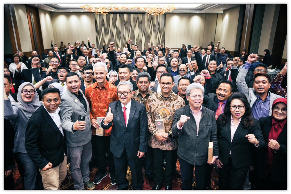 aniesbaswedan's tweet photo. Turut bertukar gagasan dalam diskusi panel “Menegakkan Hukum untuk Kepastian Hukum dan Keadilan” di Rakernas Ikatan Advokat Indonesia (IKADIN) kemarin.

Mengingatkan kembali pentingnya integritas sebagai fondasi kepercayaan publik. Para pendiri republik kita dihormati bukan hanya karena intelektualitas, tetapi karena integritas mereka yang tak tergoyahkan. Ini yang harus kita kembalikan, termasuk di organisasi seperti IKADIN, agar keadilan benar-benar tegak.

Mari kita jadikan integritas sebagai panduan dalam setiap langkah, karena tanpa integritas, keadilan dan kesejahteraan hanya akan menjadi angan-angan.