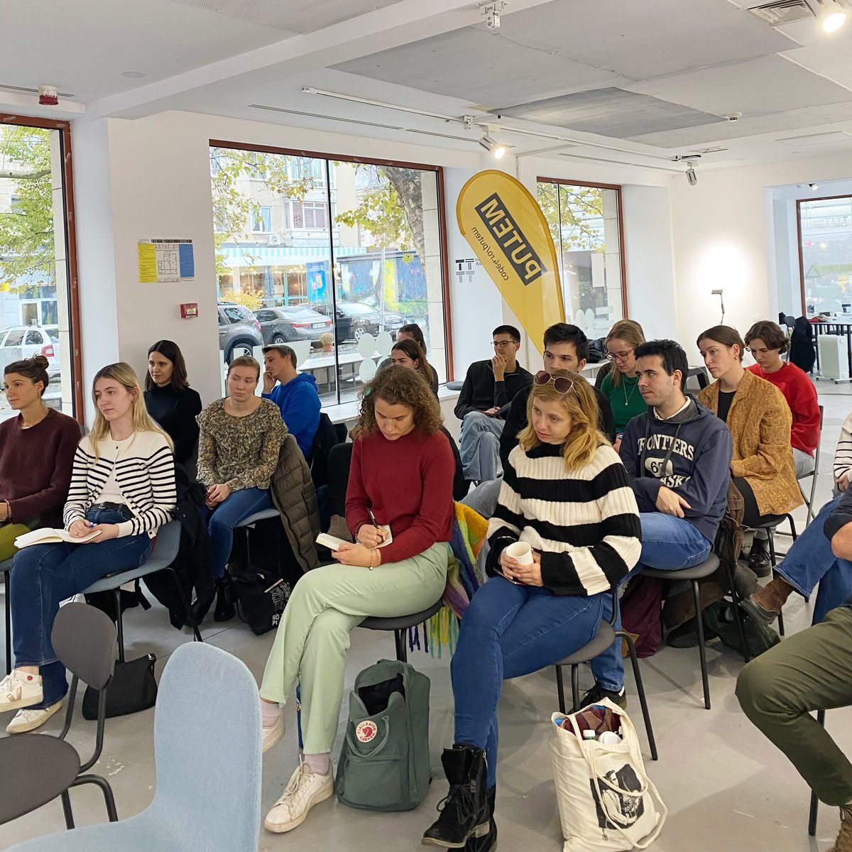 Code4Romania's tweet image. Săptămâna aceasta am găzduit la Elections Hub misiunea internațională Agora - @eop_aegee pentru trainingul dinaintea observării alegerilor parlamentare din România. #code4romania #civictech #alegeriparlamentare