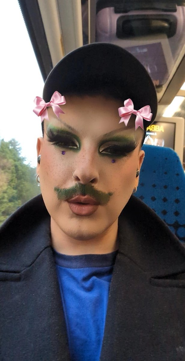ThistleThing's tweet photo. People death staring on the train really do get me hyped for a gig 🥰 https://t.co/9sRORCtEfQ