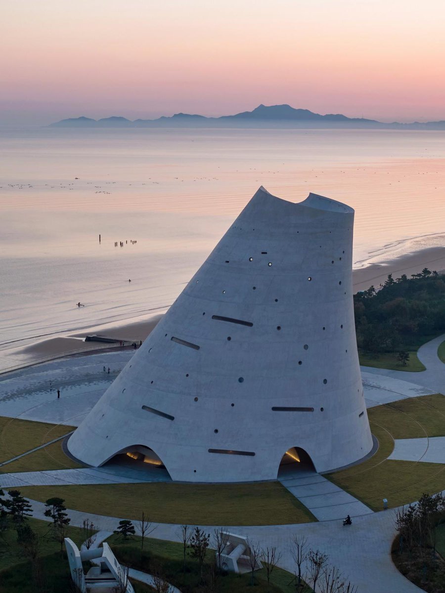worldarchitects's tweet image. #SelectedProject - Sun Tower in Yantai, China, designed by OPEN Architecture, the Beijing firm of Huang Wenjing and Li Hu.
world-architects.com/en/architectur…

Photos: 
1,3,4© Iwan Baan
2© Jonathan Leijonhufvud

#waofficial #architecture #worldarchitects #suntower #china