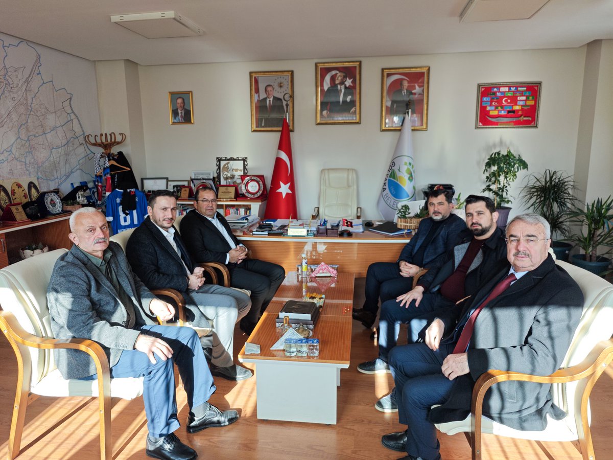 SengulogluHasan's tweet photo. Milletvekilimiz Ercan Öztürk, İl Genel Meclis Başkanımız Fazlı Koç, İlçe Başkanımız İbrahim Keleş ve Belediye Meclis Üyelerimizle Gölyaka Belediye Başkanı Muzaffer Coşkun'u ziyaret ettik. 

Gölyaka'ya hizmet noktasında bir ve beraber olarak yapacağımız çalışmaları ele aldık. https://t.co/hQwuU2Jjvm