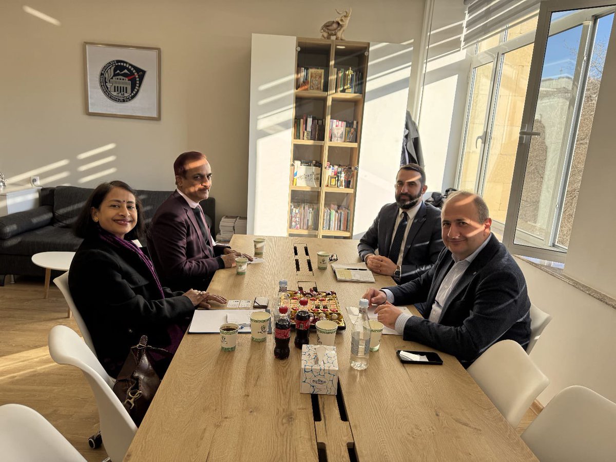 Nilakshi_Sinha's tweet photo. A pleasure to meet Dean of Faculty of Oriental Studies Prof Ruben Melkonyan of @YSU_official along with Prof @GVaruzhan. A fruitful interaction on future perspectives https://t.co/UfaWPlX2CM