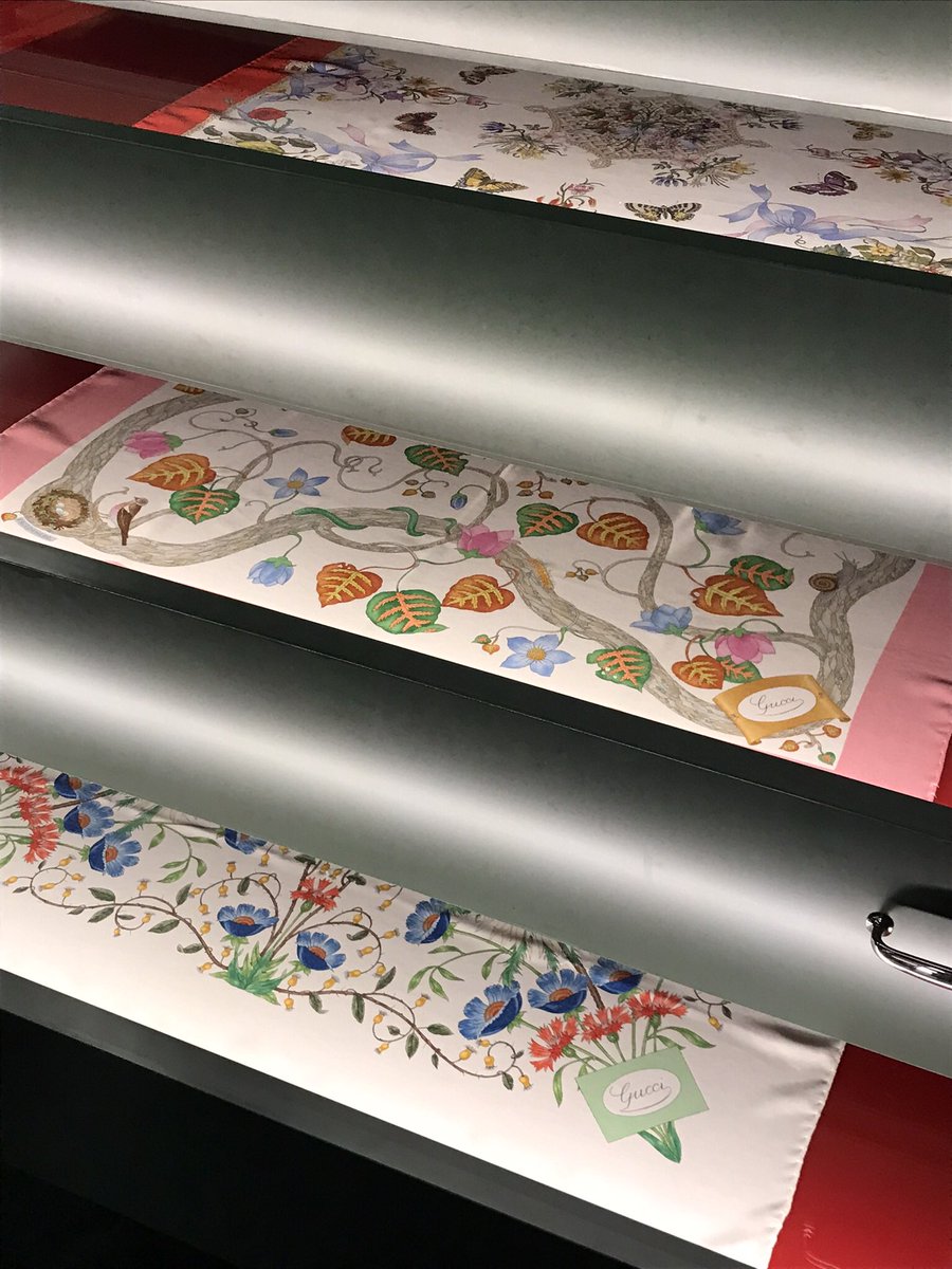 edwardaX666's tweet photo. 『GUCCI COSMOS』京都市京セラ美術館
シグネチャーカラーである赤に染まった会場の中で���闇色の竹林で輝くバンブー1947はコクトーの映画『美女と野獣』で燭台を掲げる腕が壁に連なるシーンを彷彿とさせ幻想的な美しさだった。ヒグチユウコさんとのコラボバッグやジョジョ6部の徐倫のイラスト等も展示。 https://t.co/eQeKxIxj6V