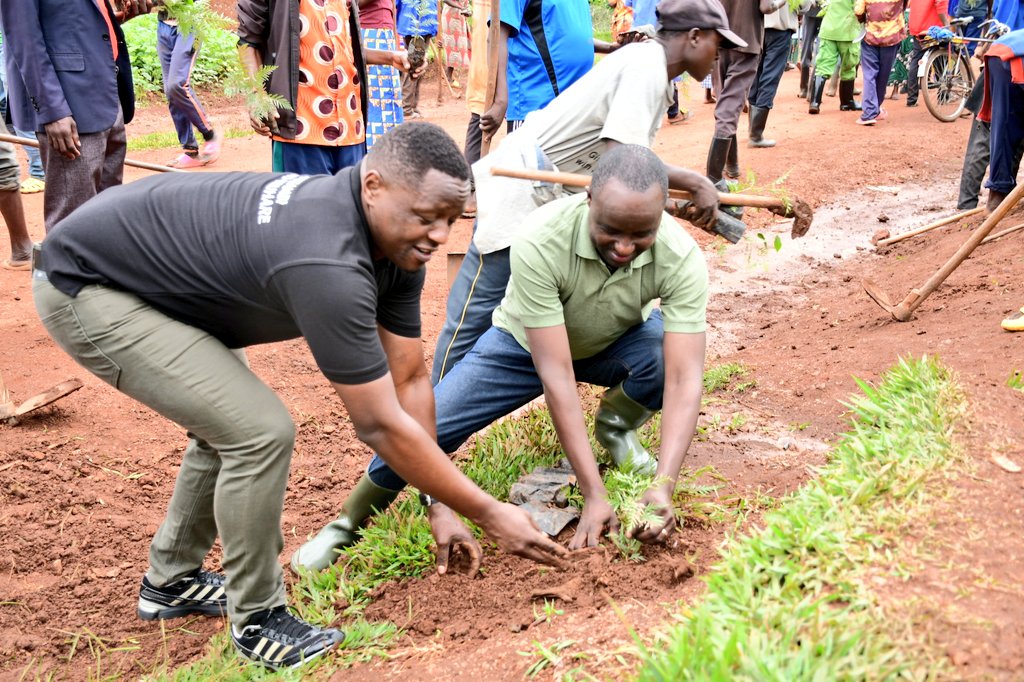 Kuri uyu wa  30/11/2024, mu Mirenge yose igize Akarere ka #Gisagara hakozwe umuganda rusange usoza ukwezi k'Ugushyingo 2024 ukorerwa ku rwego rw'imidugudu.
Ku rwego rw'Akarere wakorewe mu Murenge wa Kansi, Akagari k'Akaboti mu Mudugudu w'Akabuga.
<a href="/RwandaLocalGov/">Ministry of Local Government | Rwanda</a> <a href="/RwandaSouth/">Southern Province | Rwanda</a>
