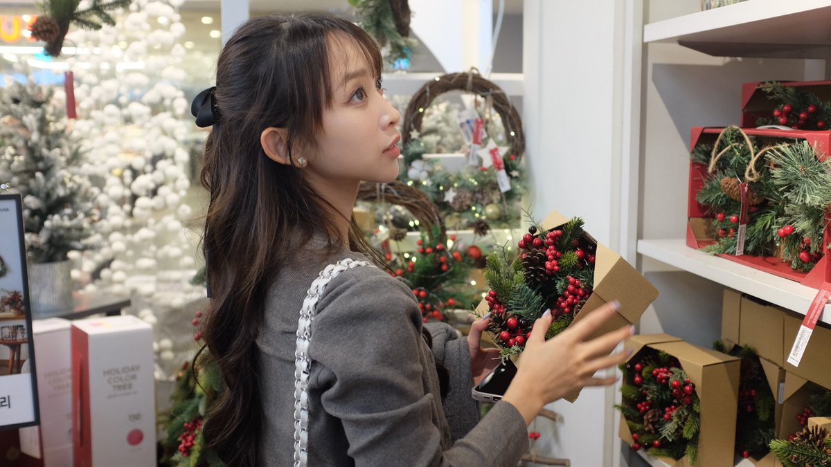 Ditamin_Team's tweet photo. [Dita Weverse Update] [241130]

뭐야뭐야 벌써 11월 마지막 날이라니… 시간 너무 빠르다 그치!? ㅜㅜ 
I miss you all🥺🫶🏼
What are you most excited about in December??? 🥰 ((you know the answer I’m expecting😏😏😏 HAHAHA))
[ + November photo/video dump ]

🔗 https://t.co/pn7lf55iGT https://t.co/umsU4q4HWx