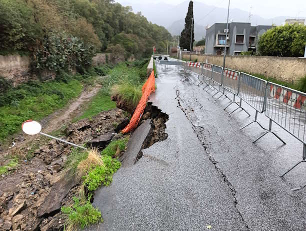 MDiretta's tweet photo. Messina, crolla la strada lungo il torrente Zafferia: area messa in sicurezza [FOTO] Il violento temporale di ieri sera potrebbe essere la causa del cedimento della strada che costeggia il torrente Zafferia, nei pressi di Villa Cianciafara.
https://t.co/BMXnhA8KBw https://t.co/9Z0iOFFXan