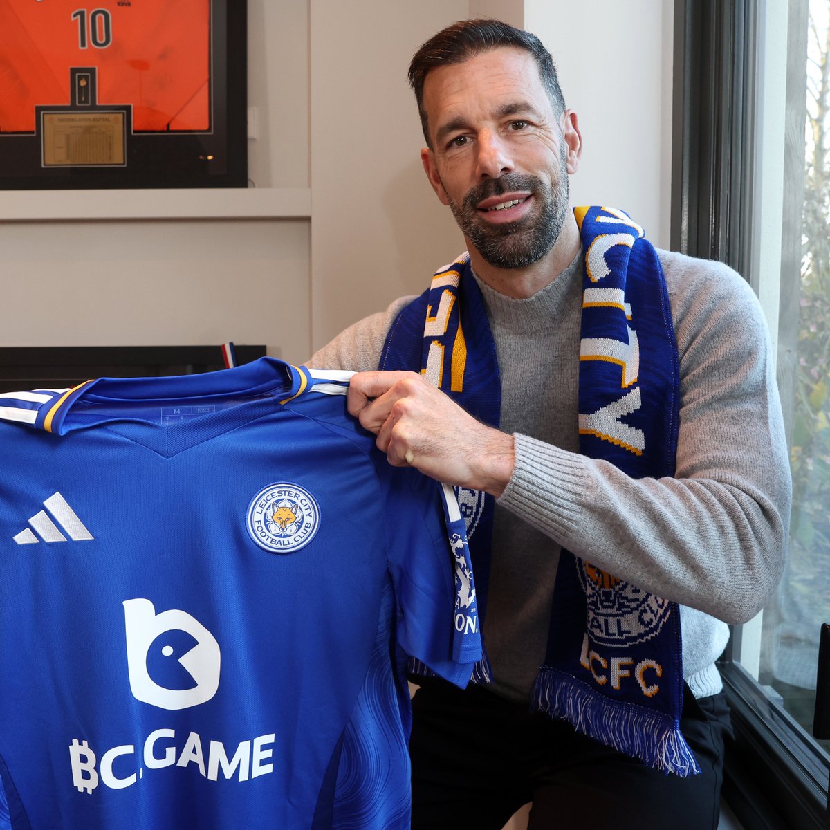 👔 Ruud van Nistelrooy firma hasta 2027 con el Leicester City.
El entrenador neerlandés procede del cuerpo técnico del Manchester United y también dirigió al PSV en la 22/23.