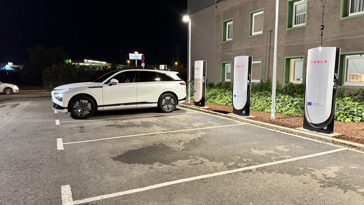 He viajado 1.700 kilómetros durante cuatro días con el Xpeng G9, y aquí van mis conclusiones:

El coche es extremadamente cómodo. El interior está al nivel de cualquier Mercedes, Audi u otra marca europea de alta gama. Realmente se siente de lujo.

La experiencia de conducción es