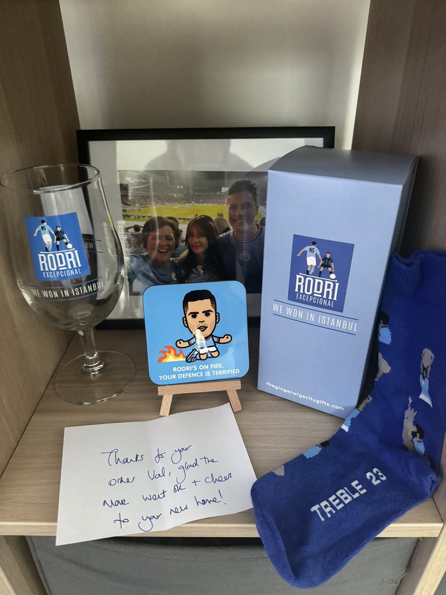 Valbenn1's tweet photo. Cheers Anthony @thegingerwig
Loving my new additions to my Rodri collection 🩵lovely touch with the personalised Rodri box too and of course the City Blue tissue paper 🩵
Always adds a personal note too get your Christmas pressies in Blues #Mcfc #RodrisOnFire https://t.co/MjraytaFhj