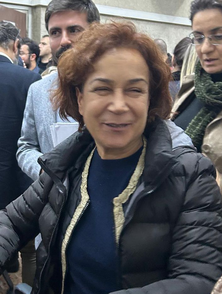MorSarmasik's tweet photo. 26 Kasım'da gözaltına alınan Nimet Tanrıkulu ve Sevtap Akdağ bu sabaha  karşı düzmece suçlarla tutuklandılar.
Kadın eylemlerinde birlikte yol yürüdüğümüz kız kardeşlerimiz yalnız değildir.
Arkadaşlarımızı serbest bırakın! https://t.co/oyEVVyJxno