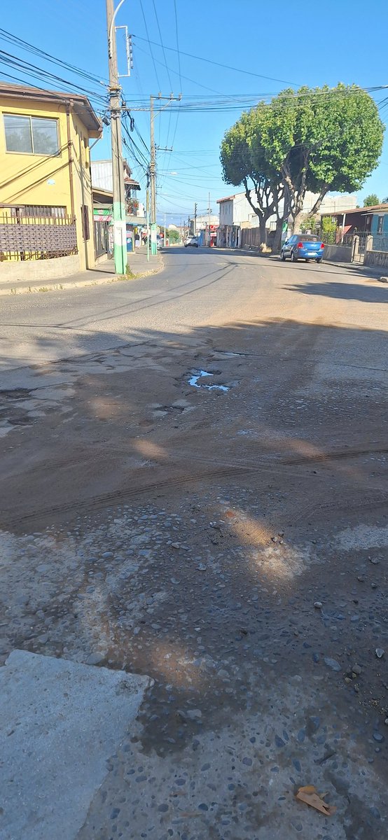 gussAVILA's tweet photo. Amigos de @_ESVAL una nueva rotura de la matriz de agua potable en avda Veintiuno de Mayo esquina Rodrigo de Triana cerro Esperanza,Valparaido, tiene al sector sin el vital elemento desde horas tempranas. https://t.co/z8LqB7oPFk
