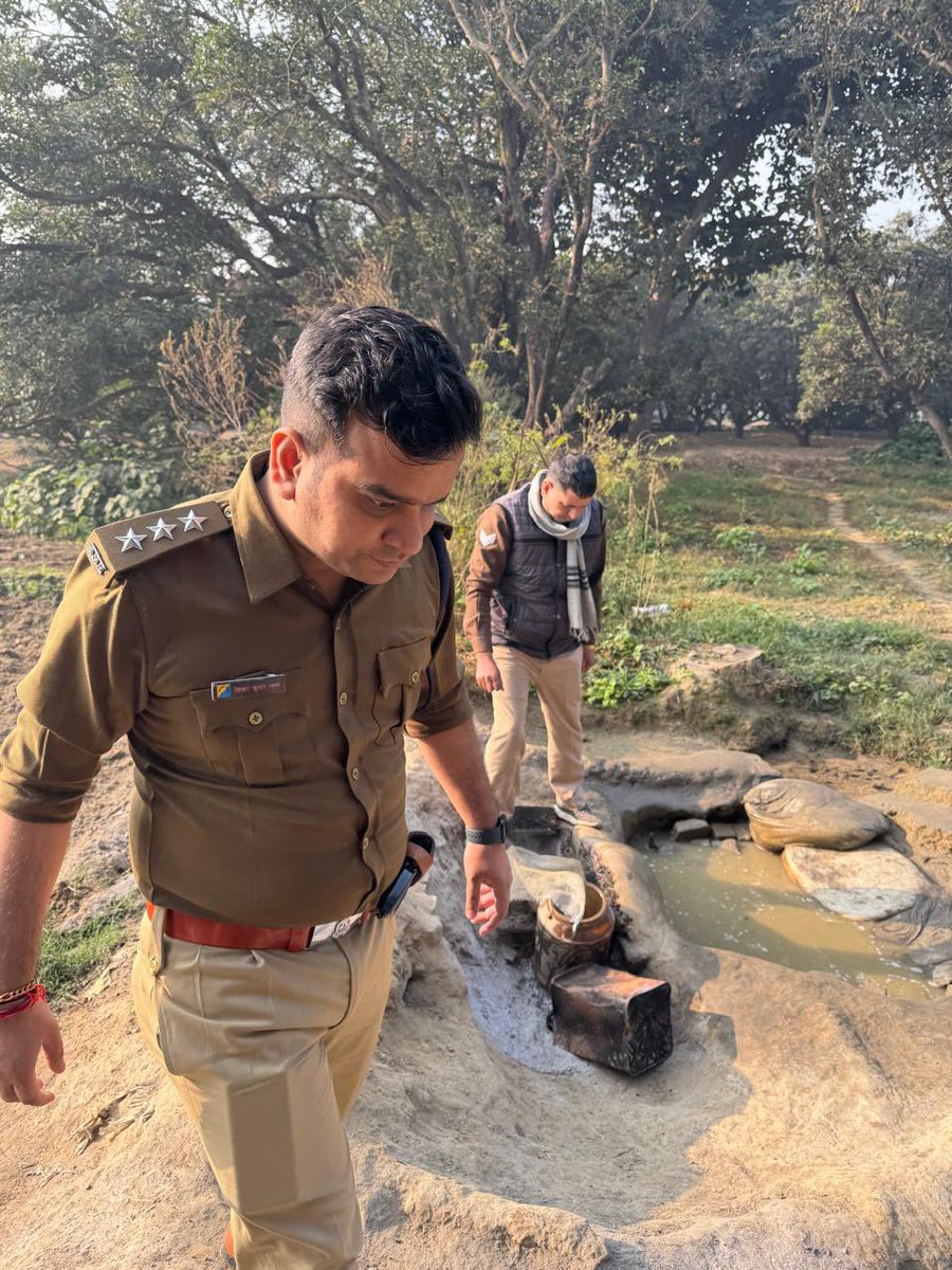 upexcise's tweet photo. ▪️लखनऊ-आबकारी टीम ने थाना माल अंतर्गत ग्राम रामनगर एवं वीरपुर में घरों,बगीचों,तालाब के किनारे दबिश दी। @UPGovt @nitinagarwal_n @ChiefSecyUP @UPCane @InfoDeptUP @Uppolice @AdminLKO https://t.co/San3ykL818