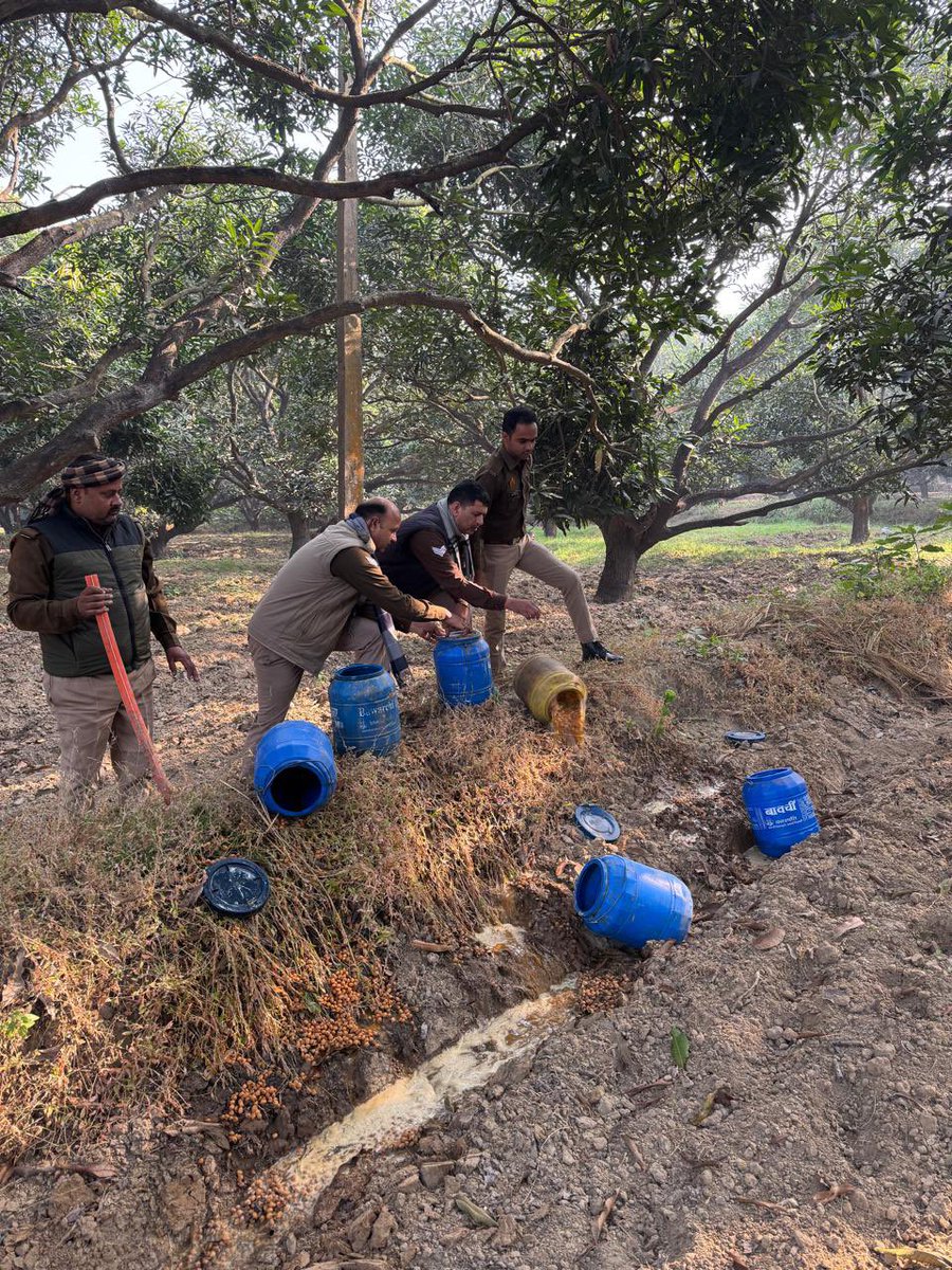upexcise's tweet photo. ▪️लखनऊ-आबकारी टीम ने थाना माल अंतर्गत ग्राम रामनगर एवं वीरपुर में घरों,बगीचों,तालाब के किनारे दबिश दी। @UPGovt @nitinagarwal_n @ChiefSecyUP @UPCane @InfoDeptUP @Uppolice @AdminLKO https://t.co/San3ykL818